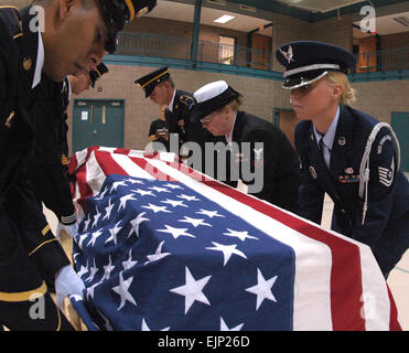 US Air Force Tech SGT Jolene R. Savageau, der 119. Fighter Wing, US Navy Hospital Corpsman Spc. Jorge Elizondo, 2. Klasse Mary Sims, US Army Spc. Kacey Krüger und Staff Sgt Travis Hackey legen einen Ausbildung Sarg während der militärischen Beerdigung Ehre Teamtraining im Armed Forces Reserve Center, Fargo, ND, 17. August 2007.   Senior Master Sergeant David H. Lipp Stockfoto