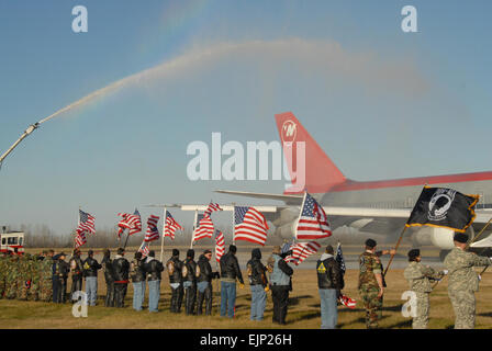 Von links: North Dakota Air Nationalgardisten, Patriot Guard Motorradfahrer und North Dakota Armee Nationalgardisten Stand stramm wie LKW-Schlauch nach unten ein Flugzeug auf Hector International Airport in Fargo, ND, Feuer im Ruhestand 2. November 2007, tragen Veteranen nach Washington, D.C., um die National World War II Memorial tour. US Air Force Senior Master Sergeant David H. Lipp veröffentlicht Stockfoto