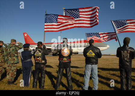 Von links North Dakota Air Nationalgardisten, Patriot Guard Motorrad Fahrer und North Dakota Armee Nationalgardisten Gruß und stehen stramm wie ein Flugzeug mit Veteranen nach Washington zog sich zurück, um die National World War II Memorial tour fährt Hector International Airport in Fargo, ND, 2. November 2007. US Air Force Senior Master Sergeant David H. Lipp veröffentlicht Stockfoto