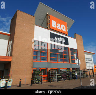 B & Q Store in Bolton, Lancashire, England, mit Pflanzen auf dem Display außerhalb. Stockfoto