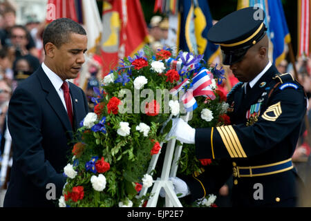 Präsident Barack Obama legt einen Kranz am Grab des unbekannten Soldaten beim Memorial Day Gedenkfeiern auf dem Nationalfriedhof Arlington in Arlington, VA., 25. Mai 2009.  Obama ehrt Servicemembers ultimative Opfer /-news/2009/05/26/21610-obama-honors-servicemembers-ultimate-sacrifices/index.html Stockfoto