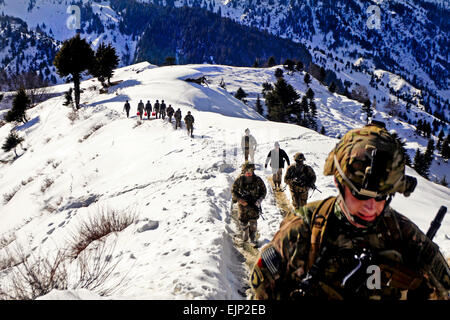 Afghanische Grenzpolizei und US-Armeesoldaten von ABP Zone 1, 1. Brigade Combat Team, 101. US-Luftlandedivision, Wandern Sie von ihrer Landezone zu einem Aussichtspunkt an der afghanisch-pakistanischen Grenze, 21. Januar 2013.  US Armee Sgt. Jon Heinrich, CT 1-101 Public Affairs Stockfoto