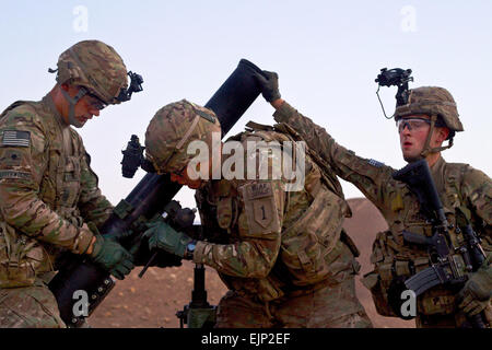 SPC. Aaron Greenwood, Pfc. Amadeus Schroeder und Pfc. Peter Papalexis, Mortarmen im 6. Squadron, 4. Kavallerie-Regiment, 1st Infantry Division 3rd Brigade Combat Team etablieren ihre Beobachtungsposten, wie die Sonne langsam über die Berge in der Nähe von Combat Outpost Khilaguy, Afghanistan, am 9. November 2013 steigen. Das Feuer unterstützen Vermögen von 6-4 CAV Zug ständig um ihre Soldaten zu Regional Command - Nord, Afghanistan Einsatz zu verbessern.  6-4 CAV seit Mai 2013 bereitgestellt wurde und ist stationiert in Fort Knox, Kentucky  1st Lt. Cory Titus Stockfoto