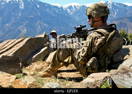 US-Armee Pfc. Jeffery Penning, Charlie Kompanie, 1. Bataillon, 12. Infanterie-Regiment, 4th Brigade Combat Team, 4. US-Infanteriedivision, Task Force Red Warrior, zusammen mit einem afghanischen Wachmann Mitglied ziehen Sicherheit während einer rasenden Patrouille auf Beobachtungsposten Mustang, Provinz Kunar, Afghanistan, 3. Mai 2012.  SPC. Jenny Lui Stockfoto