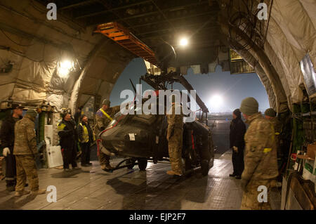 Soldaten aus dem 2. Geschwader, 17. Kavallerie-Regiment gewährleisten sicheres Verhalten beim Laden eines OH - 58D Kiowa Warrior Hubschraubers auf ein Frachtflugzeug Antonov AN-124 Bagram Airfield, Afghanistan, 8. Februar 2013. Sicherheit beim Laden der Ladung ist ein Paramount beim Verschieben von schweren Gegenstandes auf engstem Raum um Verletzungen zu vermeiden.  Sgt. Duncan Brennan, 101. CAB-Öffentlichkeitsarbeit Stockfoto