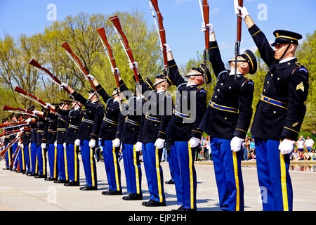 Mitglieder der US-Army Drill Team, 3d US Infanterie Regiment der alten Garde, ausführen vor Hunderten von Zuschauern, während einer gemeinsamen Service-Bohrer-Ausstellung 13.April am Lincoln Memorial in Washington. Die USADT verbringt unzählige Stunden pro Woche, jede Bewegung und Routine zu perfektionieren.  Sgt. Luisito Brooks Stockfoto