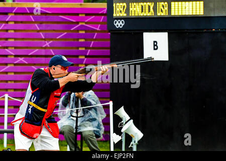 Im doppelten Rekord-Mode wurde Sgt. Vincent Hancock die erste Schrotflinte Shooter in Folge olympische Goldmedaillen im Skeet der Herren am Dienstag an die Royal Artillery Barracks zu gewinnen. Hancock, 23, ein Soldat in der US-Armee Treffsicherheit Einheit von Eatonton, Ga., seine eigenen Rekorde bei den Spielen in Peking 2008 für beide Qualifikation 123 und insgesamt 148 Partituren in den Schatten gestellt. Er schlug gold in China mit einer Qualifikation Punktzahl von 121 und insgesamt 145. Hancock setzte sich durch zwei Schüsse über Silbermedaillengewinner Anders Golding 146 von Dänemark und von vier Schüssen über Katars Nasser Al Attiya 144, die Bronze gesichert Stockfoto