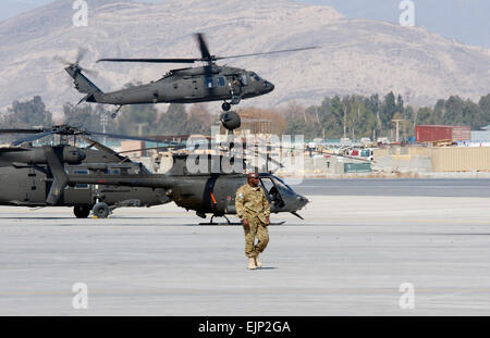 Task Force Saber Befehl Sgt. Major Frankie Woods, führt seine Runden auf der Forward Operating Base Fenty, 23. Februar.  Sgt. 1. Klasse Eric Pahon, Task Force Poseidon Public Affairs Stockfoto