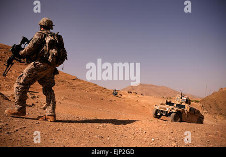 Ein US-Soldat zugewiesen 3rd Platoon, Fox Company, 2nd Squadron 2nd Stryker Cavalry Regiment, geht einen Hügel hinauf während einer abgesessene Patrouille in der Nähe von Combat Outpost Mizan, Mizan Bezirk der Provinz Zabul, 19. August 2010. Mitglieder der provinziellen Wiederaufbau Team Zabul und 3rd Platoon sprach mit der lokalen Bevölkerung zu ihren Bedarf ermitteln und informieren sie über die bevorstehenden parlamentarischen Provinzwahlen. U.S. Air Force Photo/Senior Airman Nathanael Callon Stockfoto