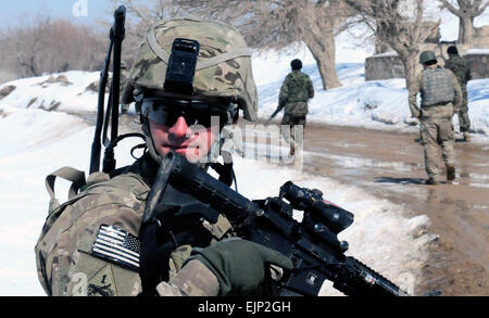 2. Lt. Steven Biggs Uhren fortschreitender sein Team in Richtung Dorf Hezerat während einer Dorf-Bewertung in Afghanistan. Biggs, einem chemischen Offizier durch Handel, leitet die persönliche Sicherheit Ablösung 3-1 spezielle Truppen Bataillon zugeordnet. Das Gerät ist der 3. Brigade Combat Team, 1. US-Panzerdivision bereitgestellt von Fort Bliss, Texas beigefügt.  Sgt. Victor Everhart, Jr. Stockfoto