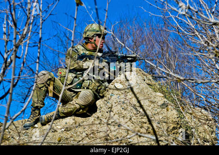 US Army Spc. Mark E. Fielding, gebürtig in Benton, Louisiana, und Schütze zugeordnet Unternehmen C, 2. Bataillon, 30. Infanterie-Regiment, 4th Brigade Combat Team, 10th Mountain Division, Task Force Sturm, bietet Sicherheit für afghanischen nationalen Sicherheitskräfte am Tag fünf eine sechstägige abgesessene Betrieb hier Dez. 23. Soldaten der Co. C und ANSF geschoben durch westliche Baraki Barak auf einer sechstägigen Fuß Patrouille Taliban Einfluss zu beseitigen und eine Regierung der islamischen Republik Afghanistan-Präsenz zu schaffen.  US Armee Sgt. Cooper T. Cash, Task Force Patriot Public Affairs Stockfoto