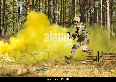 US Army Captain Christopher Harris, zugewiesene 10. Air & Missile Defense Command, bewegt sich durch ein Hindernis bei der US Army Europa Experte Bereich medizinische Abzeichen Prüfung in Grafenwöhr, Deutschland, 20. September 2012. Die USAREUR-EFMB bietet multinationalen und US-Militärangehörige mit gemeinsamen Standards und Ziele für die Behandlung von Kranken und Verwundeten und verbessert die Kommunikation zwischen der frontline Mediziner heute zusammen kämpfen. Stockfoto