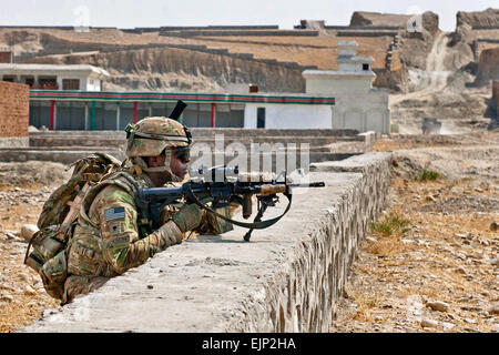 US Army Spc. Kevin Jackson, 4. Geschwader, 9. Kavallerie-Regiment, 2nd Armored Brigade Combat Team, 1. Kavallerie-Division, zieht Sicherheit während einer Aufklärungsmission in einem Dorf südlich von Forward Operating Base Fenty, Provinz Nangarhar, Afghanistan, 8. September 2013. US Army National Guard Foto von Sgt. Margaret Taylor, 129. Mobile Public Affairs-Abteilung Stockfoto