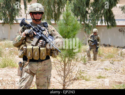 US Armee Sgt. Bruce Harrington links, mit der Kandahar Provincial Reconstruction Team Sicherheitstruppe steht Wache an der geplanten Baustelle in Kandahar, Provinz Kandahar, Afghanistan, am 14. Juli 2011.  Das Provincial Reconstruction Team besucht die Website, um es für den Bau von LKW-Waagen bewerten, damit Treiber sind ziemlich ausgeglichen und Lagerleiter wissen wieviel Produkt, die sie zur hand haben, benötigt.   Chief Master Sgt. Richard Simonsen, US Air Force.  Veröffentlicht Stockfoto