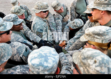 US-Soldaten mit 1. Platoon, Alpha Company, 64. Brigade Support Battalion Rallye vor einer Mission in Kontingenz Operating Base Basra, Irak, 7 Juli. US-Soldaten der 1. Zug patrouillierten COB Basra zu Camp Bucca. US Army Spc. Jason A Young Stockfoto