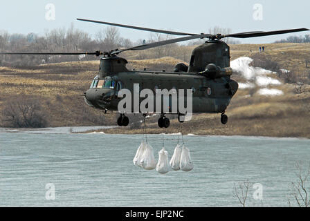 Ein North Dakota Air National Guard CH-47 Chinook-Hubschrauber fällt mehrere ein-Tonnen-Sandsäcke auf die Hochwasserentlastung Clausen Springs Dam in der Nähe von Kathryn, N.D., 15. April 2009. Die Sandsäcke hilft Wasser Weg von einer Fläche von der Staumauer ausgehöhlt durch steigende Wasser, das auch zu einem Dorfbach zu überfluten droht abzulenken.     Senior Master Sergeant David H. Lipp Stockfoto