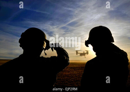 US-Armeesoldaten von Alpha Company, 4. Bataillon, 10. Special Forces Group, Fort Carson, Colorado, beobachten eine CV-22 Osprey bei Emerald Krieger 2011, Kanone AFB, N.M., März 1. Smaragd Warrior ist ein U.S. Special Operations Command gesponsert, multiservice Übung entwickelt, um Lehren aus Operationen Operation Iraqi Freedom und Enduring Freedom Kampfkommandanten ausgebildet und bereit Kräfte zukommen zu nutzen. Foto: US Air Force Tech Sgt DeNoris Mickle Stockfoto