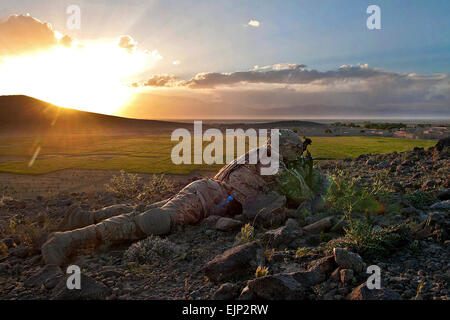 Ein Fallschirmjäger mit der 82nd Airborne Division 1st Brigade Combat Team bietet Overwatch Sicherheit zu anderen Fallschirmjäger und afghanischen nationalen Sicherheitskräfte nach einem Feuergefecht 17. Mai 2012, Provinz Ghazni, Afghanistan.  Die landwirtschaftlichen Flächen rund um Combat Outpost Giro sind ein Paradies für Aufständische Aktivitäten.   Sgt. Michael J. MacLeod Stockfoto