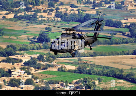 10. Combat Aviation Brigade UH - 60L Black Hawk Hubschrauber bemannt durch Mitglieder der Nationalgarde Massachusetts führt eine Personal-Bewegung mission Okt. 11, in der Provinz Nangarhar, Afghanistan.  US Army Captain Peter Smedberg Stockfoto