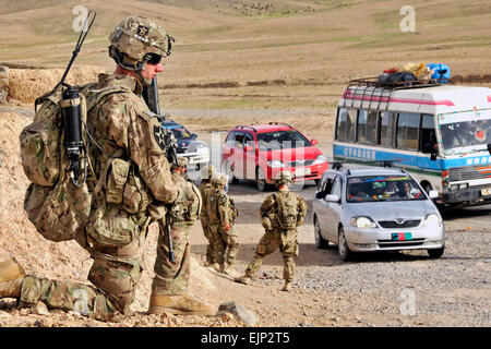 SPC. Thomas E. Coop, 2. Bataillon, 23. Infanterie-Regiment, führt über Uhr Sicherheit während einer afghanischen Uniformierte Polizei Verkehr Kontrolle Punkt Februar 28 in der Provinz Kandahar, Afghanistan. Die Soldaten unterstützen die AUP Sicherungsoperationen ausführen.  Staff Sgt Shane Hamann, 102. Mobile Public-Affairs-Abteilung. Stockfoto