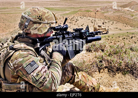 Sgt. Joshua J. Clark aus Elkhart, Indiana, mit 591st Ingenieur Unternehmen Pioniere, bietet über Uhr Sicherheit für das Personal der Luftwaffe Explosive Verordnung zur Verfügung außerhalb einer afghanischen Grenzpolizei Kontrollpunkt in der Nähe der afghanisch-pakistanischen Grenze am 1.April in Spin Boldak District, Provinz Kandahar, Afghanistan.  Staff Sgt Shane Hamann, 102. Mobile Public-Affairs-Abteilung. Stockfoto