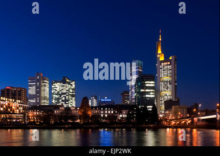Abenddämmerung Skyline der Bank Centre in Frankfurt am Main am Fluss Main Hessen Deutschland Europa Stockfoto