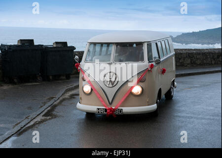 Vintage Volkswagen VW Bus ca. 1965 dekoriert für eine Hochzeit an einem regnerischen Tag in St. Ives Cornwall England UK Europa Stockfoto