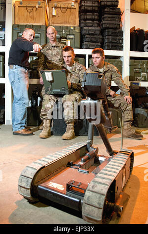 Ein zivile Trainer erklärt, wie man die Betriebsanzeige der Pack Bot Schlachtfeld Roboter schnell zu implementierende Fallschirmjäger mit der 82nd Airborne Division 1st Brigade Combat Team 9. Januar 2012, im Joint Readiness Training Center, Fort Polk, Louisiana einrichten Der Roboter verfügt über zwei Video-Kameras und eine Artikulation arm und können verwendet werden, um Objekte wie potentielle Bomben am Straßenrand aus sicherer Entfernung zu inspizieren.  Sgt. Michael J. MacLeod Stockfoto