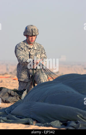 SPC. Shawn Brewer, 1. Bataillon, 325. Airborne Infanterie-Regiment, 2nd Brigade Combat Team, 82nd Airborne Division, packt seinen Fallschirm nach dem Sprung aus einer c-17 als Teil einer Koalition Freundschaft zu springen, während Betrieb Bright Star 2009. Bright Star ist eine multinationale Übung, die entworfen ist, um Verbesserung Bereitschaft, Interoperabilität und Stärkung der militärischen und berufliche Beziehungen zu anderen Nationen.          Koalitionspartner nehmen Freundschaft Sprung über Ägypten für Bright Star 09 /-news/2009/10/20/29012-coalition-partners-participate-in-friendship-jump-over-egypt-for-bright-sta Stockfoto