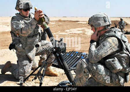 US-Armee Pfc. Gregory Conway, links, bereitet einen Mörtel in das Rohr während einer live-Feuer-Übung an einer Strecke mehrere Meilen nördlich von Forward Operating Base Hammer, Irak, 30. September 2009 fallen zu lassen. Conway ist ein indirektes Feuer Infanterist der 82nd Airborne Division Unternehmen C, 2. Bataillon, 505. Fallschirm-Infanterie-Regiment, 3rd Brigade Combat Team zugewiesen.    Pvt. Jared N.   Gehmann Stockfoto