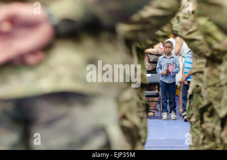 Julius Brown, 6, wartet geduldig, seines Vaters, Staff Sgt Julian A. Brown, Sitz zu umarmen und zentrale Batterie, 4. Bataillon, 25. Feldartillerie-Regiment, 3rd Brigade Combat Team, 10. Mountain Light Infantry Division, am 15. Juli 2014 während Hause Willkommenszeremonie Magrath Sports Complex in Fort-Trommel, N.Y. ca. 300 3BCT Soldaten waren wieder vereint mit ihren Freunden und Angehörigen während der Veranstaltung. 3BCT im Einsatz in Afghanistan als Sicherheitskraft beraten unterstützen Brigade zur Unterstützung der Operation Enduring Freedom. US Army Spc Osama Ayyad. Stockfoto