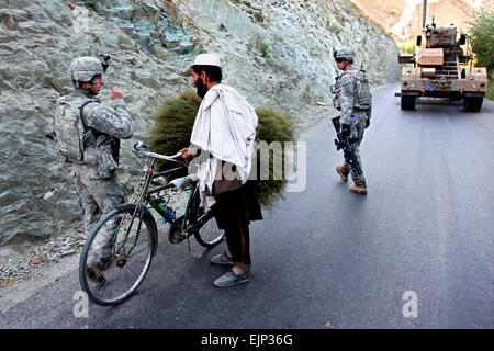 US Army 1st Lt. Christopher George spricht mit einem Afghanen während patrouillieren in den Straßen in der Provinz Wardak Tangi Tal, Afghanistan, 28. August 2009. George ist ein Zugführer, der 10th Mountain Division Firma A, Brigade spezielle Truppen Bataillon, 3. Brigade Combat Team zugewiesen.  Sgt. Teddy Wade / /. Stockfoto