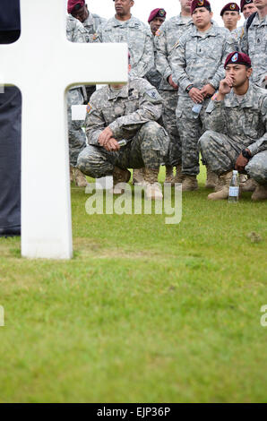 US Army Fallschirmjäger aus verschiedenen Luftlandeeinheiten Gedenken der 68. Jahrestag der Invasion d-Day, Normandie American Cemetery, Frankreich, 31. Mai 2012. Fallschirmjäger der Alliierten Nationen sammeln in der Normandie jedes Jahr als Erinnerung an die Wehrpflicht Mitglieder kämpften bei den Bemühungen um Nazi-besetzten Europa während des zweiten Weltkriegs am 6. Juni 1944 zu befreien. Das Gedenken beinhaltet Zeremonien für die mehr als 9.000 Service-Mitglieder, die ihr Leben gaben während der Invasion und operiert in der Luft, so dass die Partnerländer Hommage an diejenigen, die vor 68 Jahren gefallen waren. U.S Stockfoto