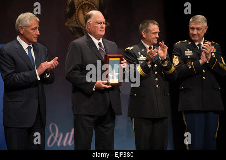 Dr. Bill Sloat akzeptiert die posthume Medal Of Honor-Flagge im Namen seines Bruders Spc. 4 Donald P. Sloat als Verteidigungsminister Chuck Hagel, Armee Vice Chief Of Staff General Daniel B. Allyn und Sgt. Major der Armee Raymond F. Chandler während einer Pentagon Halle der Helden Induktion Zeremonie, 16. September 2014 applaudieren.  Sloat erhielt die Medal Of Honor postum im Weißen Haus Sept. 15, für seine Taten in Vietnam, 1970.   Staff Sgt Bernardo Fuller Stockfoto