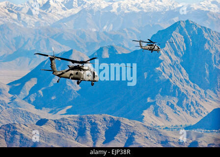 Zwei US-Armee UH - 60M Black Hawk Hubschrauber, das 1. Bataillon, 10. Combat Aviation Brigade, Task Force Tigershark überfliegen der Provinz Logar, Afghanistan, während eine Personal Bewegung Mission 11. November 2013 zugewiesen.  Kapitän Peter Smedberg Stockfoto