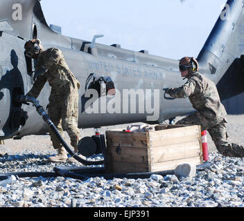 SPC. Russell King links und Spc. Eric Daniels rechts, beide Erdöl-Versorgung-Spezialisten aus E Company, 2. Bataillon Angriff, 10. Combat Aviation Brigade, Task Force Knighthawk signal an einen Kraftstoff Pumpe Operator zum Ausschalten des Kraftstofffluss zu einem HH - 60 M medizinische Evakuierung Hubschrauber nach einer medizinischen Evakuierung Mission 4. Dez. um Forward Operating Base Schaft, Afghanistan.  US-Armee Capt Peter Smedberg Stockfoto