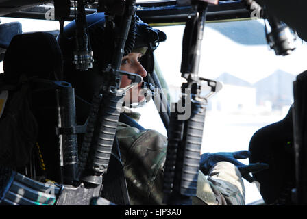 Capt Lisa Klekowski, ein UH - 60M Black Hawk-Hubschrauber-Pilot und Kommandant der Firma C "Warlords", 2. Bataillon Angriff, 10. Combat Aviation Brigade, Task Force Knighthawk, bereitet das Cockpit von ihr Flugzeug vor dem Start auf einer Mission, Personal Bewegung Dez. 4, am internationalen Flughafen von Kabul, Afghanistan.  US Army Captain Peter Smedberg Stockfoto