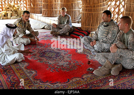 US-Armeesoldaten sagen ein Scheichs in Karmat Ali, Irak, 10. September 2009, das Al-Hajrat-Gymnasium in seiner Heimatstadt gewählt wurde renoviert werden. Die Soldaten werden an die 1314th Civil Affairs Company, 17. Fires Brigade zugewiesen. Das Al-Hajrat-Gymnasium hat 13 Lehrer und 600 Studenten.  SPC. Samantha R. Ciaramitaro Stockfoto