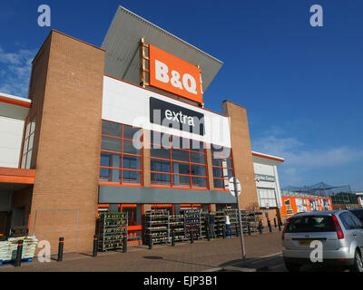 B & Q Store in Bolton, Lancashire, England, mit Pflanzen auf dem Display außerhalb. Stockfoto
