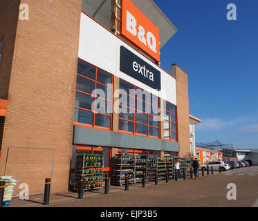 B & Q Store in Bolton, Lancashire, England, mit Pflanzen auf dem Display außerhalb. Stockfoto