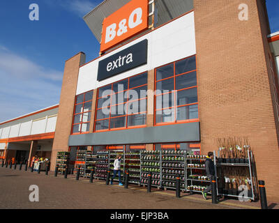 B & Q Store in Bolton, Lancashire, England, mit Pflanzen auf dem Display außerhalb. Stockfoto