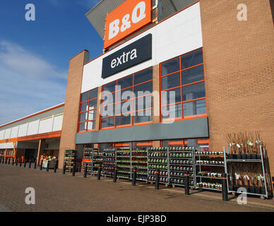 B & Q Store in Bolton, Lancashire, England, mit Pflanzen auf dem Display außerhalb. Stockfoto