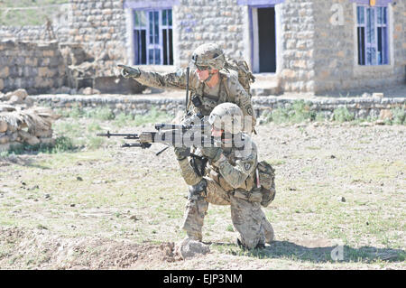 U.S. Army CPL. Brian Lewis, gebürtig aus Duluth, Minnesota, und Team Leader weist auf einen möglichen feindlichen Standort US Armee Pfc Josh Ball, ein Eingeborener von Elizabeth, Colorado, und benannten Schütze zugeordnet beide 1. Platoon, Blackfoot Company, 1. Airborne Battalion 501. Infanterie-Regiment in Shaway Tal, Juni 2. Blackfoot-Unternehmen, stationiert in Combat Outpost Chergataw, Patrouillen routinemäßig das Tal bei Bemühungen um Stabilität in die Region bringen. Stockfoto