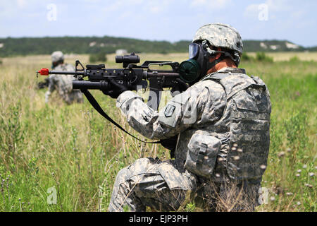 Ein Soldat aus Sitz und zentrale Batterie, 41st Fires Brigade zieht Sicherheit während der CBRN-Spur an die Einheit einsatzvorbereitende Ausbildung in Fort Hood, Texas, 19.Juni. Soldaten wurden in Schlacht Bohrer, CBRN, CASEVAC und andere allgemeine Soldat Aufgaben geschult. Stockfoto