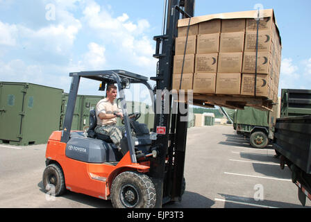 Army Staff Sgt Michael H. Majeau, Sergeant Versorgung mit der Louisiana Nationalgarde 204. Theater Flugplatz Operations Group, entlädt eine Palette von verpackten Mahlzeiten in Hammond, Louisiana, für Soldaten, die in Verbindung mit dem Ansatz der Hurrikan Gustav, 29. August 2008 aktiviert.  Staff Sgt Stephanie J. Cross, Louisiana State-Luftfahrt-Befehl. Stockfoto