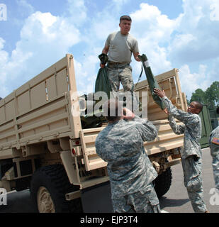 Armee Pfc. Seth D. Watkins, Army Spc. Donovan f. Lemieux und Armee Sgt. 1. Klasse Todd F. Stremlau von der Louisiana Nationalgarde 204. Flugplatz Operationen Theatergruppe laden Zelte an einem taktischen Fahrzeug in Hammond, Louisiana, 29. August 2008, im Rahmen der Vorbereitungen für den erwarteten Landfall Hurrikan Gustav.  Staff Sgt Stephanie J. Cross, Louisiana State-Luftfahrt-Befehl. Stockfoto