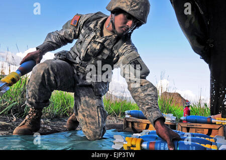 PFC. Victor Perez, ein Mitglied des Headquarters und Headquarters Company, Mörtel Platoon, 1. Bataillon, 296. Infanterie-Regiment, 101. Truppe-Befehl, Puerto Rico Army National Guard, bereiten die 80mm training Runden auf seiner 60 mm Mörser vor eine Ausbildungsmission Feuer im Camp Santiago gemeinsame Manöver Training Center, Salinas, Puerto Rico, 15. Juli 2013 verwendet werden. Die Mitglieder des 1. Bataillons der 296. durchlaufen ihre jährliche Ausbildung 2013, in denen Mitglieder die Möglichkeit haben zu schärfen und pflegen ihre Kenntnisse in der Ausrüstung, die ihnen zugewiesen.  Foto: National Guard Staff Sgt Jo Stockfoto