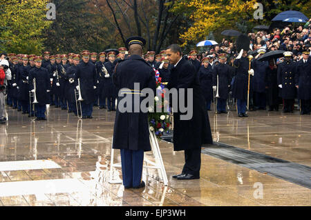 Präsident Barack Obama legt einen Kranz am Grab der unbekannten am Veterans Day auf dem Arlington Nationalfriedhof Arlington, VA., 11. November 2009. Stockfoto