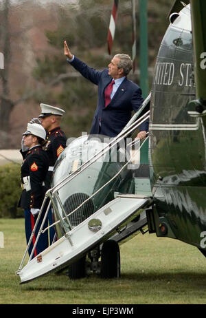 Präsident George W. Bush Wellen verabschieden, wie er Marine One nach seinem dritten Besuch in West Point Dienstag Bretter. Dies war sein letzter erwarteten Besuch bevor er Büro nächsten Monat verlässt. Stockfoto