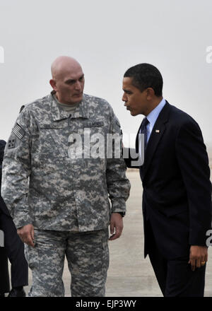 Präsident Barack Obama spricht mit General Ray Odierno, Kommandierender allgemeine multi-nationalen Kräfte Irak, nur nach der Landung in Air Force One auf der Flightline am 7. April. Kurz nach seiner Ankunft, adressiert der Präsident eine Menge von fast 1.500 und Angehörige der Regierung Zivilisten Bauunternehmen, Al Faw Palace, Camp Victory, Irak. Während seiner Rede der Präsident lobte Service-Mitglieder für ihre Konzentration und Hingabe und versprach ihnen seine Unterstützung während der Amtszeit. Stockfoto